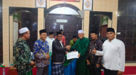 Wakil Bupati Pesisir Selatan Risnaldi Ibrahim saat menyerahkan bantuan secara simbolis.