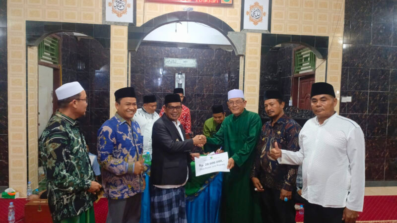 Wakil Bupati Pesisir Selatan Risnaldi Ibrahim saat menyerahkan bantuan secara simbolis.