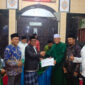 Wakil Bupati Pesisir Selatan Risnaldi Ibrahim saat menyerahkan bantuan secara simbolis.
