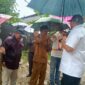 Wakil Bupati Pesisir Selatan Risnaldi Ibrahim saat mendampingi Anggota DPR RI Andre Rosiade saat meninjau pembangunan jembatan gantung di Limau Gadang Lumpo pada awal Februari 2026 lalu