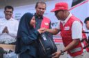 Wakil Bupati sekaligus Ketua PMI Pesisir Selatan saat menyerahkan paket school kit untuk anak-anak di huntara Bayang Utara, Senin (1/6/2026)
