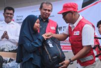 Wakil Bupati sekaligus Ketua PMI Pesisir Selatan saat menyerahkan paket school kit untuk anak-anak di huntara Bayang Utara, Senin (1/6/2026)