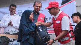 Wakil Bupati sekaligus Ketua PMI Pesisir Selatan saat menyerahkan paket school kit untuk anak-anak di huntara Bayang Utara, Senin (1/6/2026)