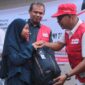 Wakil Bupati sekaligus Ketua PMI Pesisir Selatan saat menyerahkan paket school kit untuk anak-anak di huntara Bayang Utara, Senin (1/6/2026)
