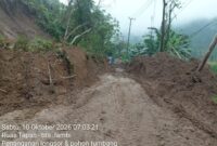 Akses jalan yang terhalang longsor di Pantai Selatan Sumatera Barat berhasil dipulihkan