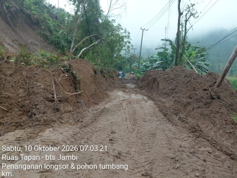 Akses jalan yang terhalang longsor di Pantai Selatan Sumatera Barat berhasil dipulihkan

