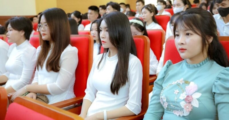 <p> Mahasiswa calon guru menerima dukungan keuangan untuk menutupi biaya kuliah dan biaya hidup (Gambar ilustrasi: Universitas Hong Duc).</p>