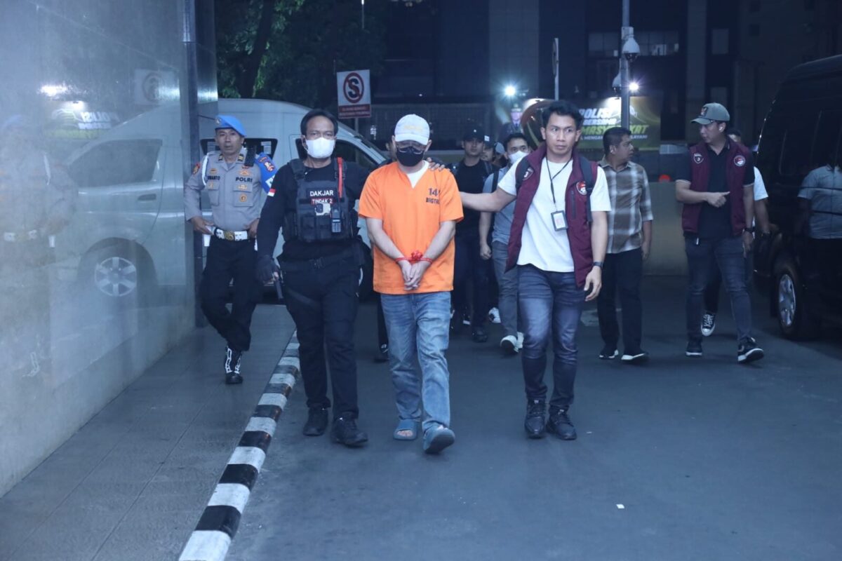 Petugas gabungan BNN RI, Bareskrim Polri, dan Direktorat Jenderal Bea dan Cukai menjemput tersangka berinisial YCY dalam kasus penyelundupan 1,16 ton ketamine di Bandara Internasional Soekarno-Hatta, Tangerang, Senin (26/10/2026). (Sumber: BNN RI)