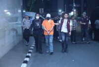 Petugas gabungan BNN RI, Bareskrim Polri, dan Direktorat Jenderal Bea dan Cukai menjemput tersangka berinisial YCY dalam kasus penyelundupan 1,16 ton ketamine di Bandara Internasional Soekarno-Hatta, Tangerang, Senin (26/10/2026). (Sumber: BNN RI)
