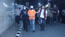 Petugas gabungan BNN RI, Bareskrim Polri, dan Direktorat Jenderal Bea dan Cukai menjemput tersangka berinisial YCY dalam kasus penyelundupan 1,16 ton ketamine di Bandara Internasional Soekarno-Hatta, Tangerang, Senin (26/10/2026). (Sumber: BNN RI)