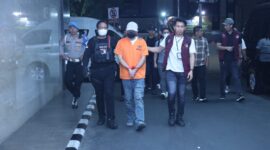 Petugas gabungan BNN RI, Bareskrim Polri, dan Direktorat Jenderal Bea dan Cukai menjemput tersangka berinisial YCY dalam kasus penyelundupan 1,16 ton ketamine di Bandara Internasional Soekarno-Hatta, Tangerang, Senin (26/10/2026). (Sumber: BNN RI)