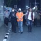 Petugas gabungan BNN RI, Bareskrim Polri, dan Direktorat Jenderal Bea dan Cukai menjemput tersangka berinisial YCY dalam kasus penyelundupan 1,16 ton ketamine di Bandara Internasional Soekarno-Hatta, Tangerang, Senin (26/10/2026). (Sumber: BNN RI)