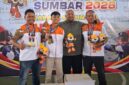 Ilham Rachmadsyah Putra sebagai bapak angkat Cabor menembak (dua dari kanan)