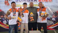 Ilham Rachmadsyah Putra sebagai bapak angkat Cabor menembak (dua dari kanan)
