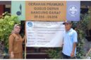 <em>Kepala Sekolah SDN Sinarjaya Batujajar Juarni, M.Pd dan Komite Sekolah Bambang Suharno</em>