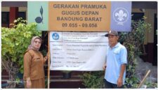 <em>Kepala Sekolah SDN Sinarjaya Batujajar Juarni, M.Pd dan Komite Sekolah Bambang Suharno</em>