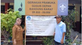 <em>Kepala Sekolah SDN Sinarjaya Batujajar Juarni, M.Pd dan Komite Sekolah Bambang Suharno</em>