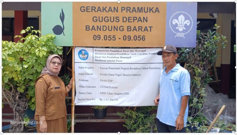 <em>Kepala Sekolah SDN Sinarjaya Batujajar Juarni, M.Pd dan Komite Sekolah Bambang Suharno</em>
