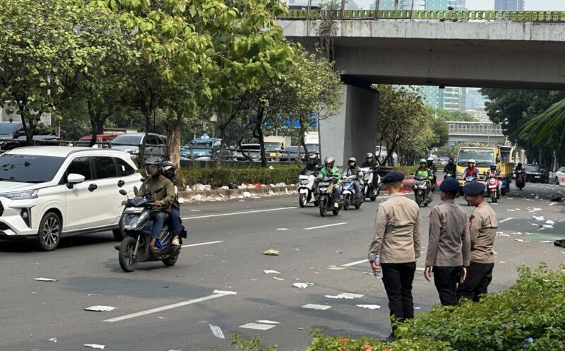 Demo Buruh Dibubarkan, Jalan Gatot Subroto Menuju Slipi Dibuka Kembali: Okezone News


