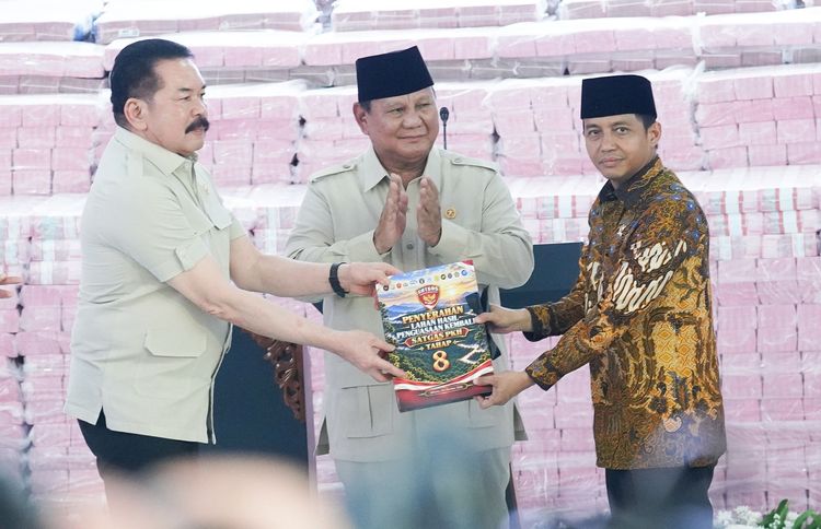 Disaksikan Presiden Prabowo, Menteri Kehutanan Raja Juli Antoni Terima Penyerahan Kawasan Hutan 259 Ribu Hektare

