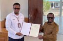 PLN bersama Pemerintah Kabupaten Deiyai dalam penyerahan hibah aset tanah yang berlokasi di Jalan PLN, Wagete 1, Kabupaten Deiyai, untuk mendukung penguatan infrastruktur kelistrikan di daerah / Foto : Humas PLN