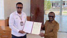 PLN bersama Pemerintah Kabupaten Deiyai dalam penyerahan hibah aset tanah yang berlokasi di Jalan PLN, Wagete 1, Kabupaten Deiyai, untuk mendukung penguatan infrastruktur kelistrikan di daerah / Foto : Humas PLN
