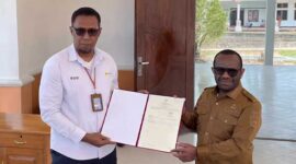 PLN bersama Pemerintah Kabupaten Deiyai dalam penyerahan hibah aset tanah yang berlokasi di Jalan PLN, Wagete 1, Kabupaten Deiyai, untuk mendukung penguatan infrastruktur kelistrikan di daerah / Foto : Humas PLN