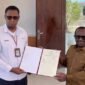 PLN bersama Pemerintah Kabupaten Deiyai dalam penyerahan hibah aset tanah yang berlokasi di Jalan PLN, Wagete 1, Kabupaten Deiyai, untuk mendukung penguatan infrastruktur kelistrikan di daerah / Foto : Humas PLN