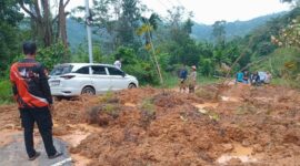 Hujan Deras Picu Banjir dan Longsor di Pesisir Selatan, Sejumlah Titik Butuh Alat Berat


