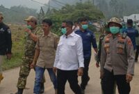 Wakil Bupati Pesisir Selatan Risnaldi Ibrahim bersama tim terpadu meninjau daerah terdampak bencana hingga batas Sumbar-Jambi di Kecamatan Ranah Ampek Hulu Tapan, Rabu (14/10/2026)