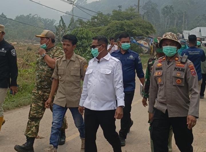 Wakil Bupati Pesisir Selatan Risnaldi Ibrahim bersama tim terpadu meninjau daerah terdampak bencana hingga batas Sumbar-Jambi di Kecamatan Ranah Ampek Hulu Tapan, Rabu (14/10/2026)