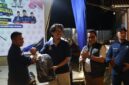 Ketua Karang Taruna Sumatera Barat Taufiqurahman menyerahkan paket perlengkapan sekolah untuk anak yatim kepada Ketua Karang Taruna Pesisir Selatan Nasrul, disaksikan Wakil Bupati Pesisir Selatan Risnaldi Ibrahim, dalam rangkaian HUT ke-66 dan Bulan Bakti Karang Taruna di Carocok Painan, Sabtu (24/10/2026) malam.