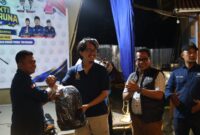 Ketua Karang Taruna Sumatera Barat Taufiqurahman menyerahkan paket perlengkapan sekolah untuk anak yatim kepada Ketua Karang Taruna Pesisir Selatan Nasrul, disaksikan Wakil Bupati Pesisir Selatan Risnaldi Ibrahim, dalam rangkaian HUT ke-66 dan Bulan Bakti Karang Taruna di Carocok Painan, Sabtu (24/10/2026) malam.