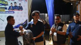 Ketua Karang Taruna Sumatera Barat Taufiqurahman menyerahkan paket perlengkapan sekolah untuk anak yatim kepada Ketua Karang Taruna Pesisir Selatan Nasrul, disaksikan Wakil Bupati Pesisir Selatan Risnaldi Ibrahim, dalam rangkaian HUT ke-66 dan Bulan Bakti Karang Taruna di Carocok Painan, Sabtu (24/10/2026) malam.
