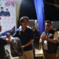 Ketua Karang Taruna Sumatera Barat Taufiqurahman menyerahkan paket perlengkapan sekolah untuk anak yatim kepada Ketua Karang Taruna Pesisir Selatan Nasrul, disaksikan Wakil Bupati Pesisir Selatan Risnaldi Ibrahim, dalam rangkaian HUT ke-66 dan Bulan Bakti Karang Taruna di Carocok Painan, Sabtu (24/10/2026) malam.