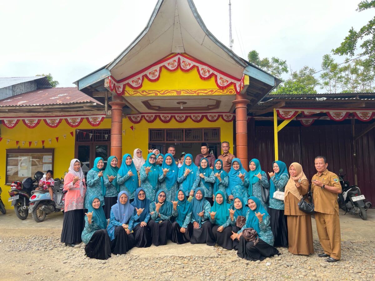 Foto bersama usai penilaian lapangan Lomba Dasawisma Pasir Pantai 3 di Nagari Pasir Binjai, Kecamatan Silaut, Kabupaten Pesisir Selatan, Senin (26/10/2026).