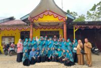 Foto bersama usai penilaian lapangan Lomba Dasawisma Pasir Pantai 3 di Nagari Pasir Binjai, Kecamatan Silaut, Kabupaten Pesisir Selatan, Senin (26/10/2026).