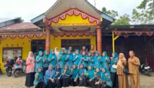 Foto bersama usai penilaian lapangan Lomba Dasawisma Pasir Pantai 3 di Nagari Pasir Binjai, Kecamatan Silaut, Kabupaten Pesisir Selatan, Senin (26/10/2026).
