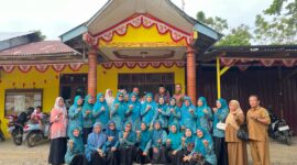 Foto bersama usai penilaian lapangan Lomba Dasawisma Pasir Pantai 3 di Nagari Pasir Binjai, Kecamatan Silaut, Kabupaten Pesisir Selatan, Senin (26/10/2026).