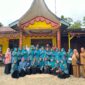 Foto bersama usai penilaian lapangan Lomba Dasawisma Pasir Pantai 3 di Nagari Pasir Binjai, Kecamatan Silaut, Kabupaten Pesisir Selatan, Senin (26/10/2026).