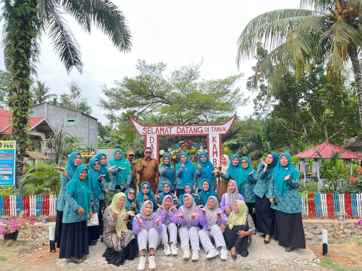 Foto bersama usai Penilaian Lapangan Ketua Kelompok Dasawisma Tingkat Kabupaten Pesisir Selatan Tahun 2026 di Dasawisma Kamboja I, Nagari Lunang Barat, Kecamatan Lunang, Selasa (27/10/2026).