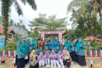 Foto bersama usai Penilaian Lapangan Ketua Kelompok Dasawisma Tingkat Kabupaten Pesisir Selatan Tahun 2026 di Dasawisma Kamboja I, Nagari Lunang Barat, Kecamatan Lunang, Selasa (27/10/2026).