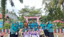 Foto bersama usai Penilaian Lapangan Ketua Kelompok Dasawisma Tingkat Kabupaten Pesisir Selatan Tahun 2026 di Dasawisma Kamboja I, Nagari Lunang Barat, Kecamatan Lunang, Selasa (27/10/2026).