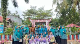 Foto bersama usai Penilaian Lapangan Ketua Kelompok Dasawisma Tingkat Kabupaten Pesisir Selatan Tahun 2026 di Dasawisma Kamboja I, Nagari Lunang Barat, Kecamatan Lunang, Selasa (27/10/2026).