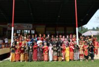 Wabup Pesisir Selatan Risnaldi Ibrahim foto bersama Forkopimda dan peserta upacara pada peringatan Hari Sumpah Pemuda ke-98 di GOR Ilyas Yakub, Painan, Rabu (28/10/2026).