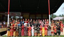 Wabup Pesisir Selatan Risnaldi Ibrahim foto bersama Forkopimda dan peserta upacara pada peringatan Hari Sumpah Pemuda ke-98 di GOR Ilyas Yakub, Painan, Rabu (28/10/2026).