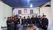 Ketua DPD Partai NasDem Pesisir Selatan Risnaldi Ibrahim bersama Sekretaris Dani Sopian, Bendahara Zainal Arifin, anggota Fraksi NasDem DPRD Pessel, dan jajaran pengurus berfoto bersama seusai rapat persiapan HUT ke-15 Partai NasDem di Painan, Rabu (28/10/2026).