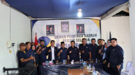 Ketua DPD Partai NasDem Pesisir Selatan Risnaldi Ibrahim bersama Sekretaris Dani Sopian, Bendahara Zainal Arifin, anggota Fraksi NasDem DPRD Pessel, dan jajaran pengurus berfoto bersama seusai rapat persiapan HUT ke-15 Partai NasDem di Painan, Rabu (28/10/2026).