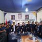 Ketua DPD Partai NasDem Pesisir Selatan Risnaldi Ibrahim bersama Sekretaris Dani Sopian, Bendahara Zainal Arifin, anggota Fraksi NasDem DPRD Pessel, dan jajaran pengurus berfoto bersama seusai rapat persiapan HUT ke-15 Partai NasDem di Painan, Rabu (28/10/2026).