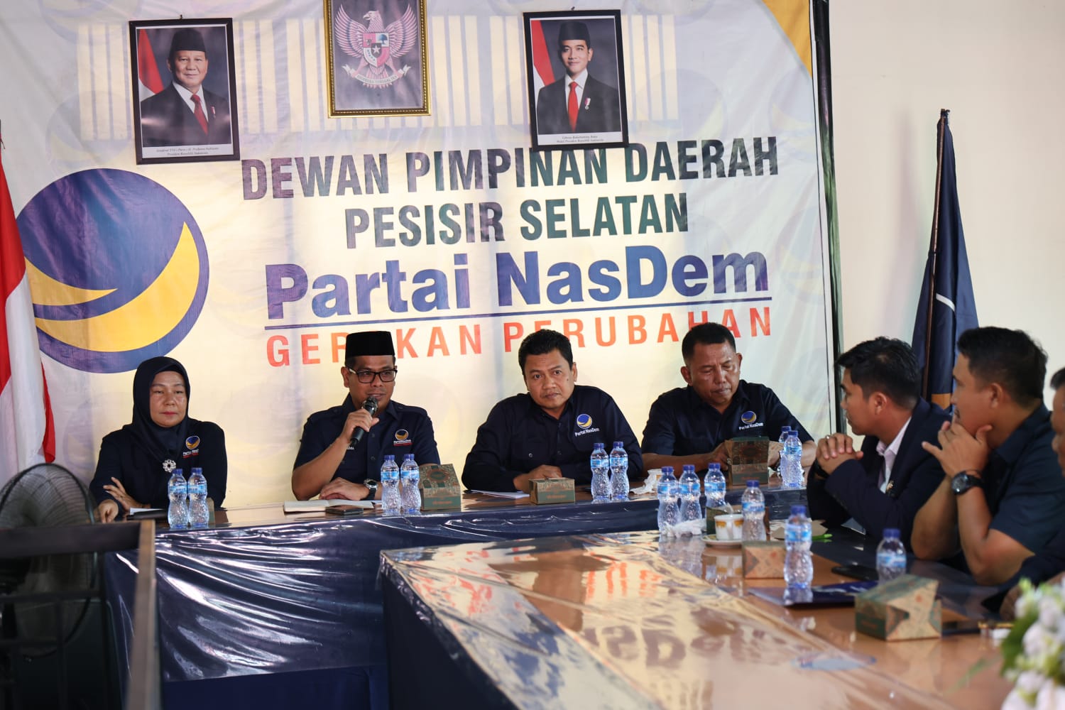 Ketua DPD Partai NasDem Pesisir Selatan Risnaldi Ibrahim menyampaikan arahan dalam rapat persiapan HUT ke-15 Partai NasDem di Sekretariat DPD NasDem Pessel, Painan, Rabu (28/10/2026).